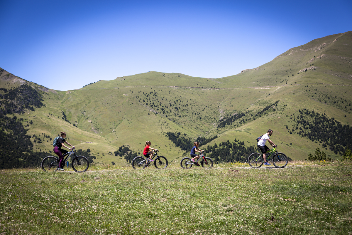 Familia de excursión por Andorra